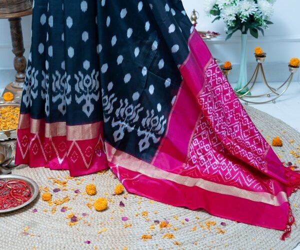 POCHAMPALLY HANDLOOM SAREE TELENGANE WEAVE COMBINATION OF BLACK AND MAGENTA - Image 2