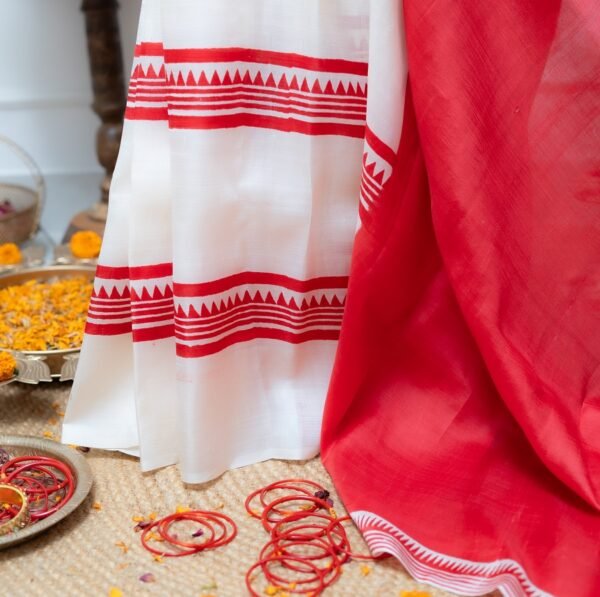 RED AND WHITE BLOCK PRINTED BISHNUPURI SILK SAREE 3PLY - Image 3